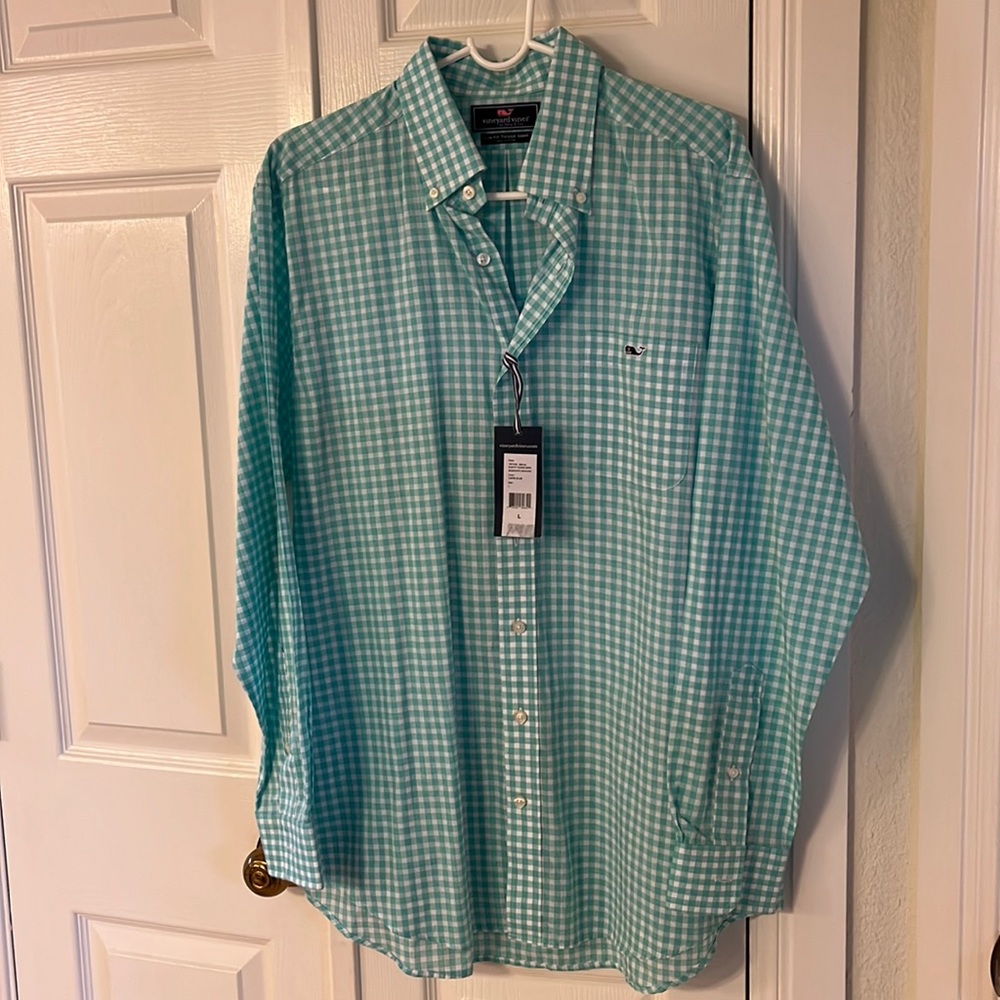 Vineyard Vines button down. 100% Cotton.